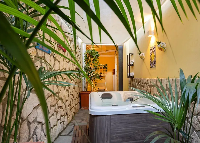 Con Jacuzzi In Piazzetta Dom wakacyjny